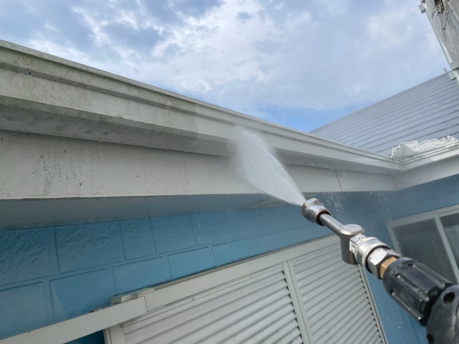 板野町K様邸　高圧洗浄作業